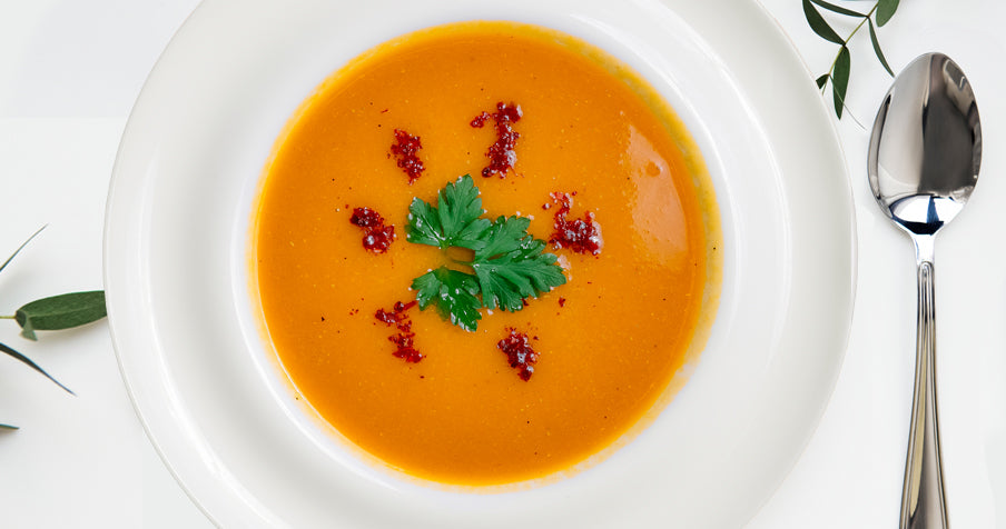 Türkische Linsensuppe mit Zitrone und Gewürzöl